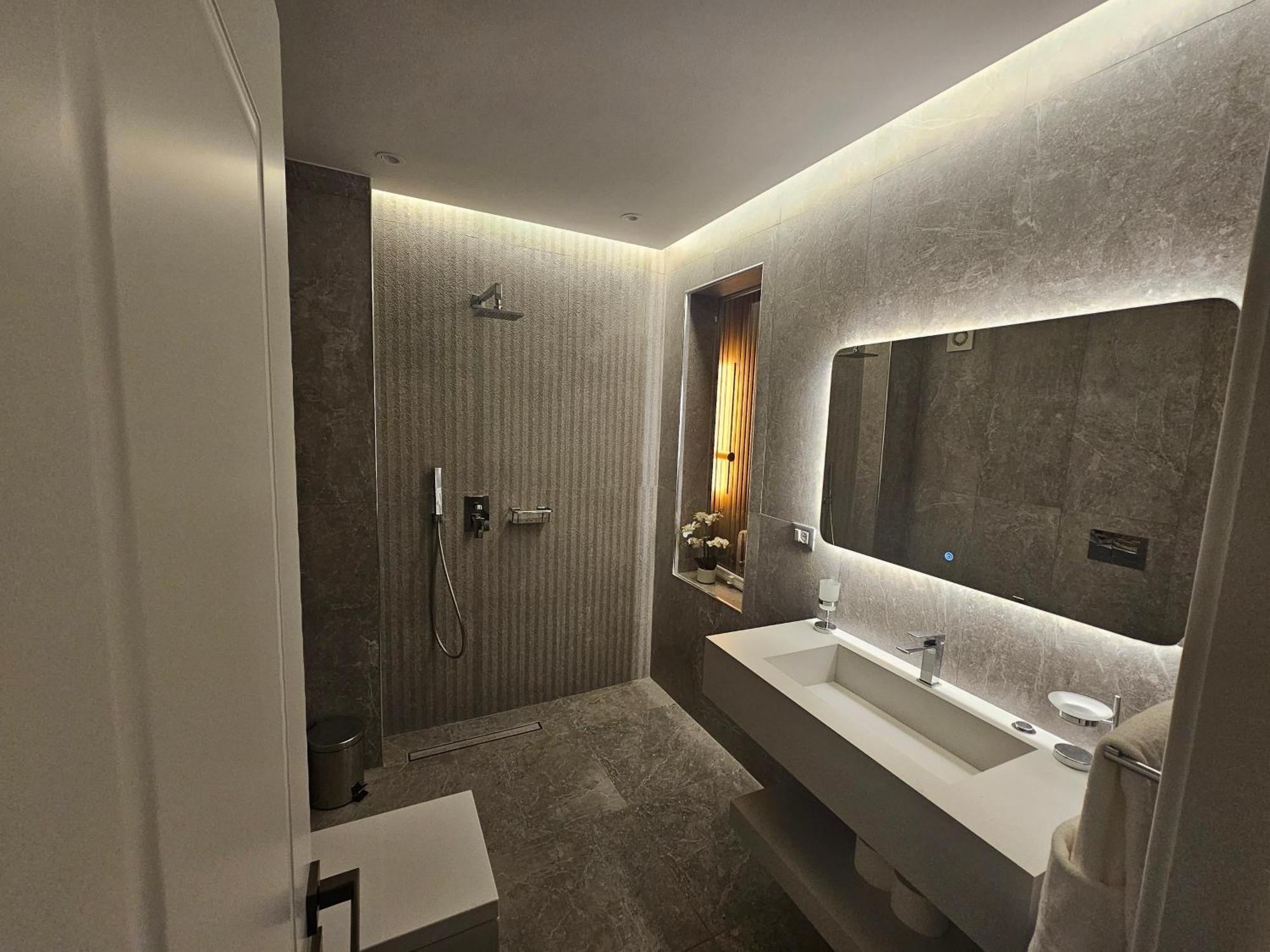 Blloku Suites, City Centre,ティラナ エクステリア 写真