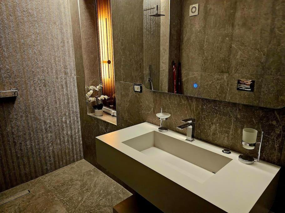 Blloku Suites, City Centre,ティラナ エクステリア 写真